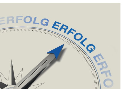Kompass mit Pfeil auf Erfolg Kompass mit Pfeil auf Erfolg